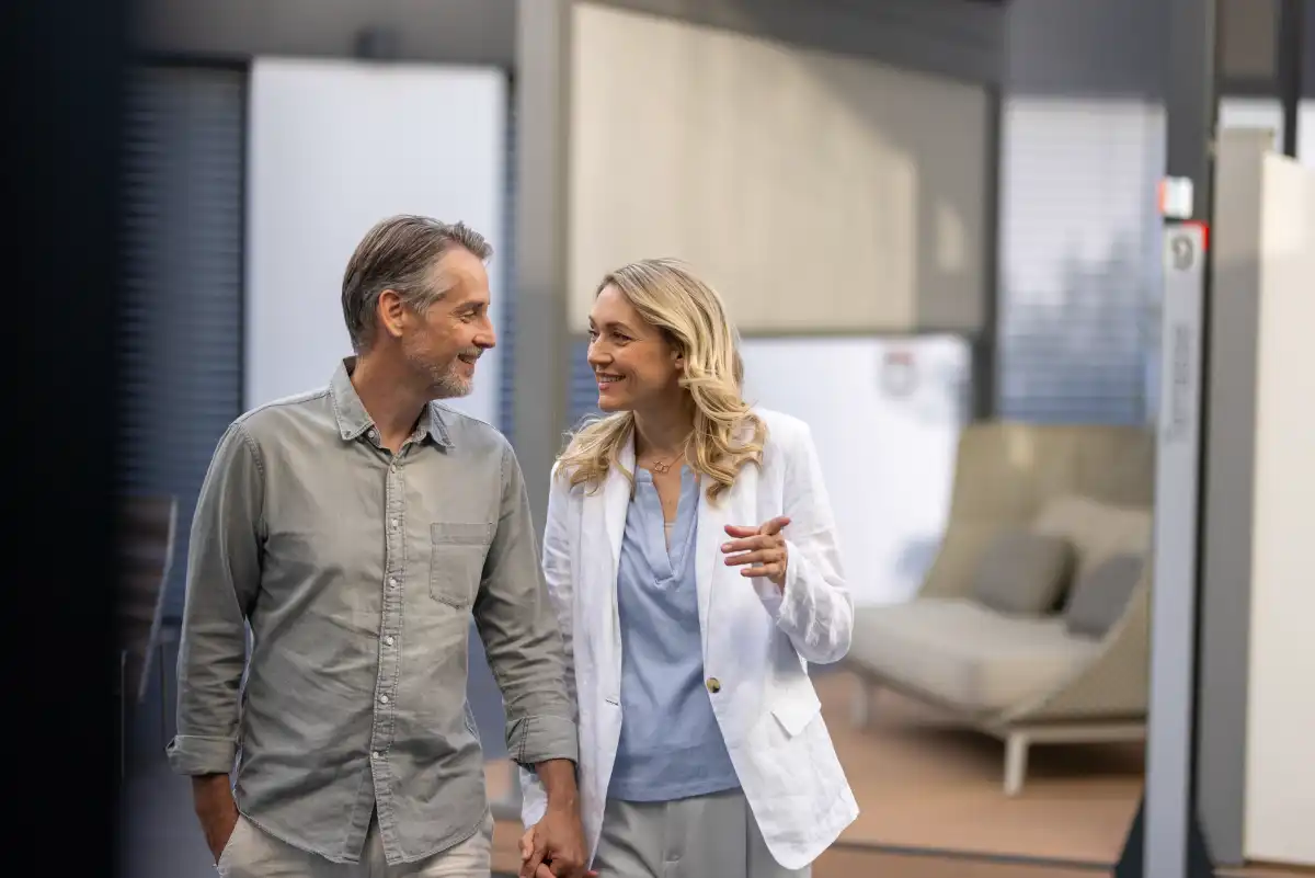 Paar im Gespräch in modernem Umfeld Paar in entspannter Unterhaltung im modernen Innenraum