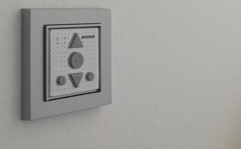 Elektrische Steuerung an der Wand.